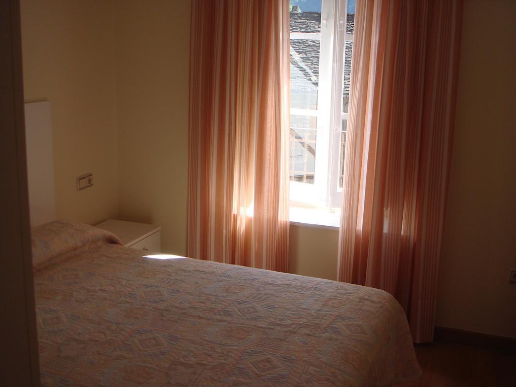 Apartamentos Valles Broto Bilik gambar