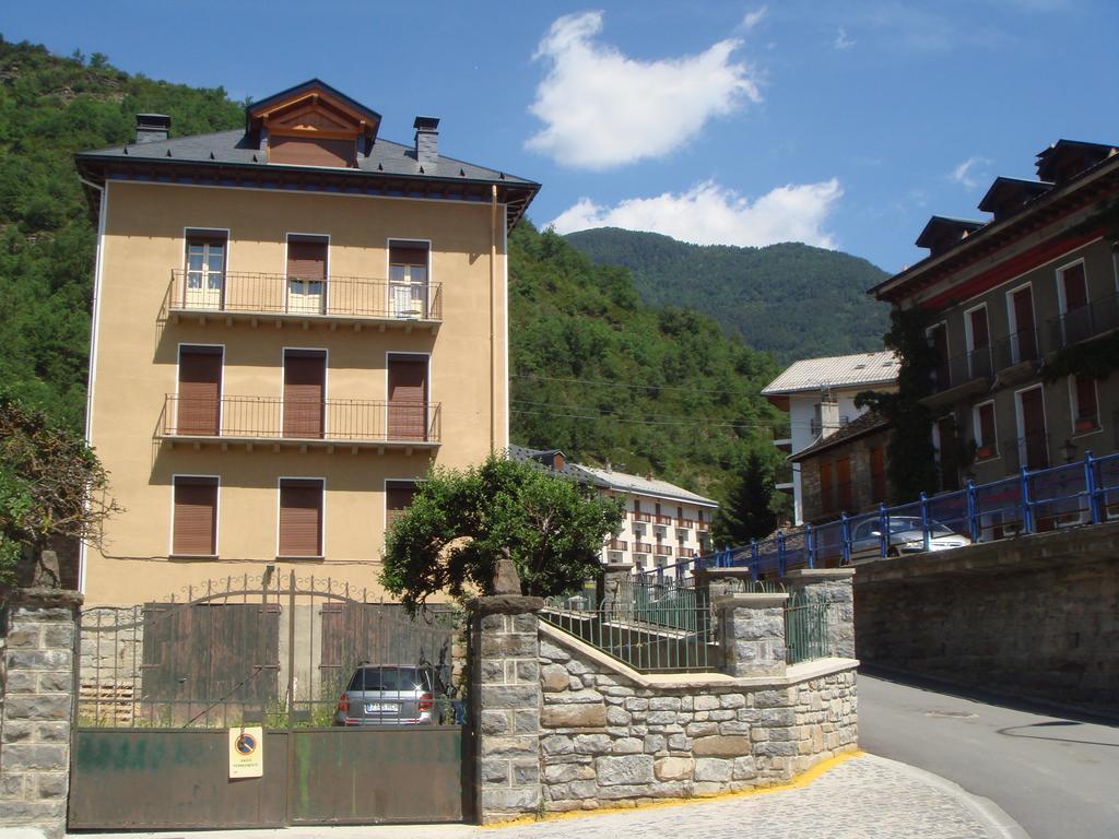 Apartamentos Valles Broto Bilik gambar