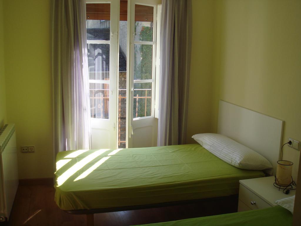 Apartamentos Valles Broto Bilik gambar
